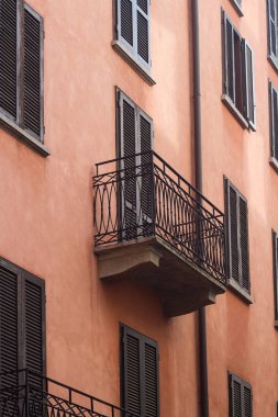uzun boylu pencere Panjur balkon binanın detay