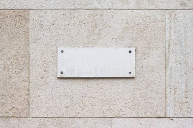 kare boş mermer plaket tabela ile klasik bir bina üzerinde 
