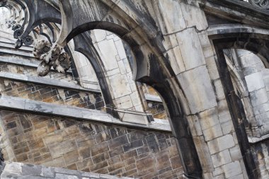 Gotik mimarisinin ayrıntılı sütunları