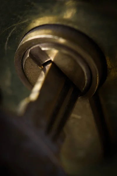 Fechamento macro da chave que entra na fechadura do cilindro — Fotografia de Stock