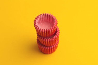 Sarı Pembe küçük cupcake tepsisi tutucular düzenlenmesi