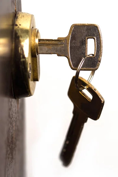 Close-up de par de chaves na fechadura da porta de madeira — Fotografia de Stock