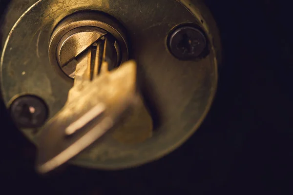 Close-up de par de chaves na fechadura da porta de madeira — Fotografia de Stock