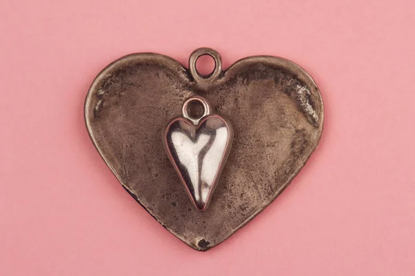Dvě retro srdce tvarovaný šperky na sebe — Stock fotografie