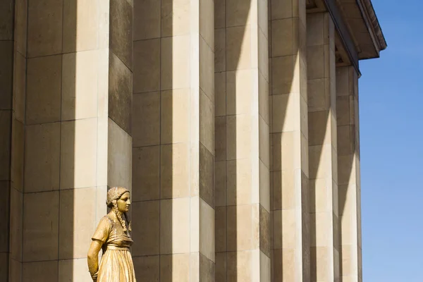 Statua classica donna con colonne di marmo bianco nel backgrou — Foto Stock