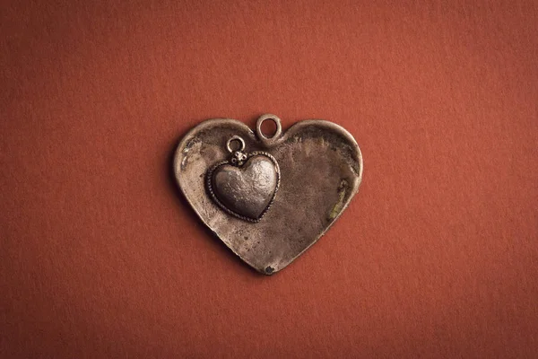 Dos joyas en forma de corazón vintage uno encima del otro — Foto de Stock