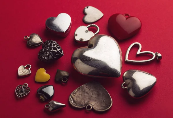 Šperky v mnoha barvách a velikostech, ve tvaru srdce — Stock fotografie