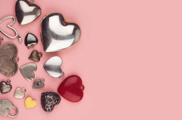 Jóias em forma de coração em muitas cores e tamanhos — Fotografia de Stock