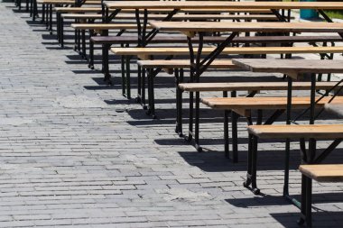 Restoran yaz terasında boş tablolar