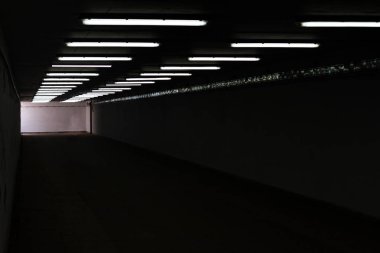 neon ışıkları ile karanlık yeraltı tüneli