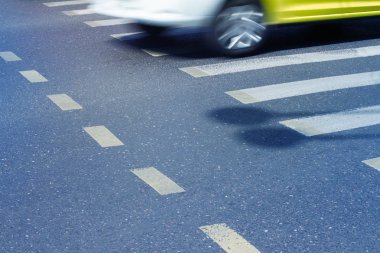 Araba hareket ile bulanıklık bir yaya yolu kapısı önünde