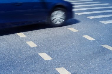 Araba hareket ile bulanıklık bir yaya yolu kapısı önünde