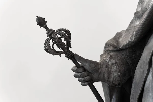 Estátua clássica com a mão segurando um cetro — Fotografia de Stock