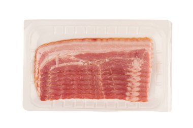 Beyaz arka plan üzerinde izole şeffaf plastik ambalaj içinde füme domuz loin jambon dilimleri Üstten Görünüm