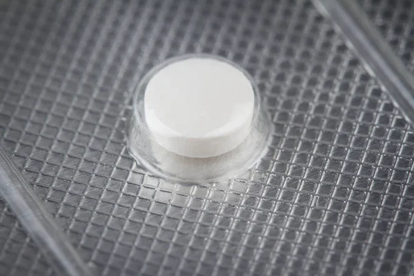 Macro Closeup Ενός Ιατρικού Λευκού Στρογγυλό Χάπι Που Προστατεύεται Πλαστική — Φωτογραφία Αρχείου