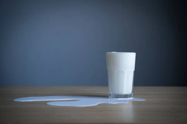 Framsidan Närbild Glasflaska Pöl Spilld Mjölk Ljusa Trä Bord Naturlig — Stockfoto