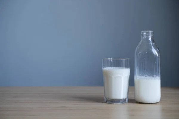 Framsidan Närbild Öppen Flaska Färsk Mjölk Nära Fullt Fyllda Glas — Stockfoto