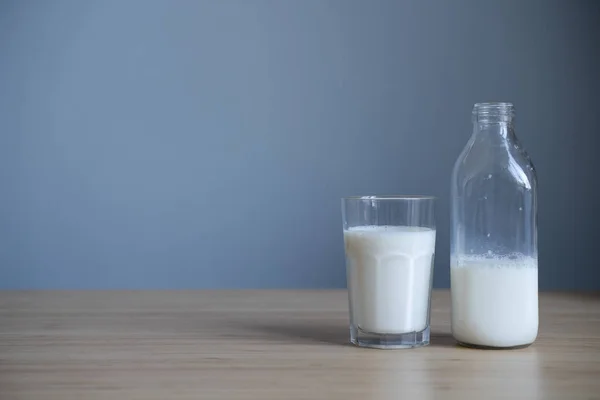 Vooraanzicht Close Van Open Fles Verse Melk Buurt Van Volledig — Stockfoto