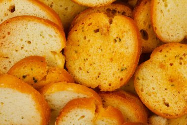 Üst görüntüde birçok yuvarlak ekmek kavrulmuş kabuklu bruschetta çeşni arkaplanlı