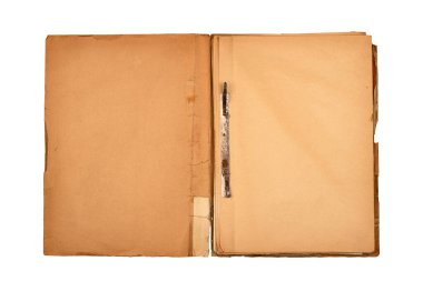 Eskimiş açık dosya doküman dizininin ön görünümü, beyaz arkaplan üzerinde izole edilmiş eski açık kahverengi sayfa kapakları ve paslanmış metalik bağlayıcı