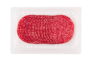 Tütsülenmiş salam sosislerinin üst görünümü şeffaf vakum plastik paketleme dilimleri beyaz arka planda izole