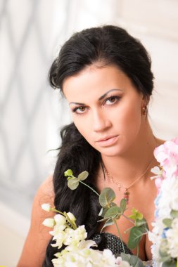 Güzel seksi genç esmer kız çiçekler arasında