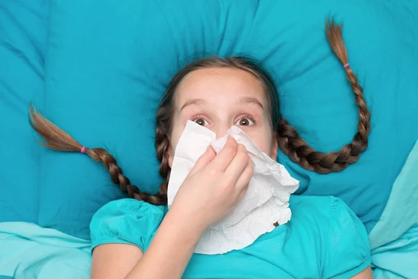 Çocuk soğuk bir mendil ile yatakta yatıyor