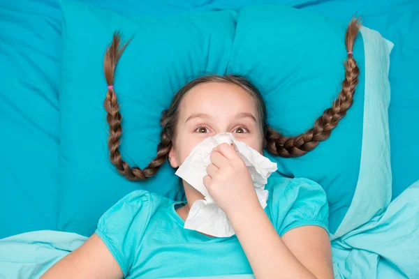 Çocuk soğuk bir mendil ile yatakta yatıyor