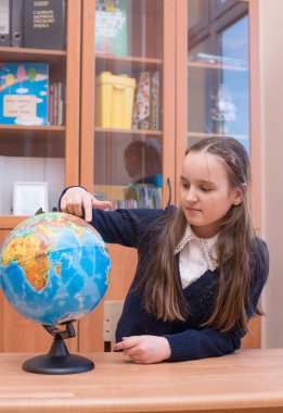 Bir kız öğrenci masasında oturur ve ev ödevi yok