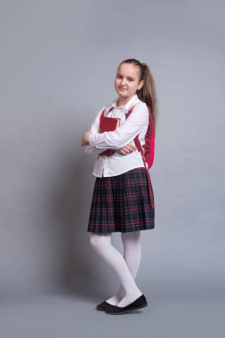 Kitap ve sırt çantası ile Tekdüzen standları kız öğrenci 