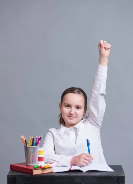 Estudante feliz sentado em uma mesa — Fotografia de Stock