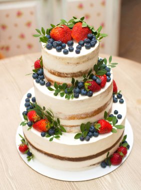 Ormandan gelen beyaz krem ve taze çilek ile pasta