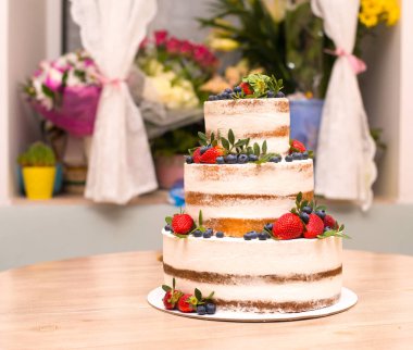 Ormandan gelen beyaz krem ve taze çilek ile pasta