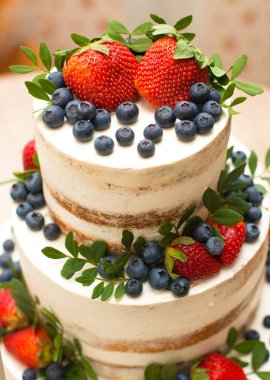 Ormandan gelen beyaz krem ve taze çilek ile pasta