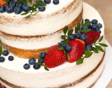 Ormandan gelen beyaz krem ve taze çilek ile pasta