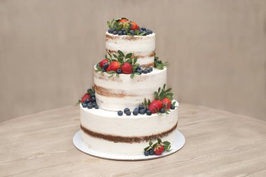 Ormandan gelen beyaz krem ve taze çilek ile pasta