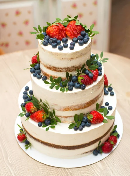 Ormandan gelen beyaz krem ve taze çilek ile pasta