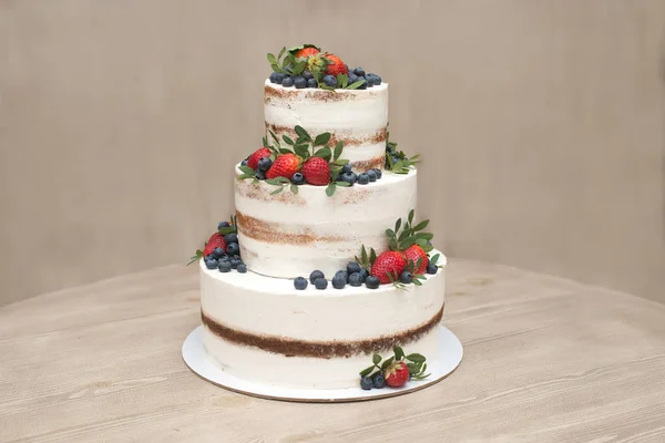 Ormandan gelen beyaz krem ve taze çilek ile pasta