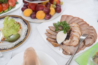 Tablo ile sebze ve meyveler, güzel katlanmış peçete gelen yemekler servis