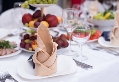 Tablo ile sebze ve meyveler, güzel katlanmış peçete gelen yemekler servis