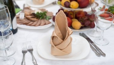 Tablo ile sebze ve meyveler, güzel katlanmış peçete gelen yemekler servis