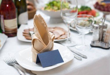 Tablo ile sebze ve meyveler, güzel katlanmış peçete gelen yemekler servis