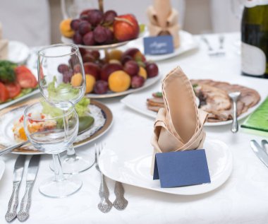 Tablo ile sebze ve meyveler, güzel katlanmış peçete gelen yemekler servis