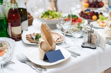 Tablo ile sebze ve meyveler, güzel katlanmış peçete gelen yemekler servis