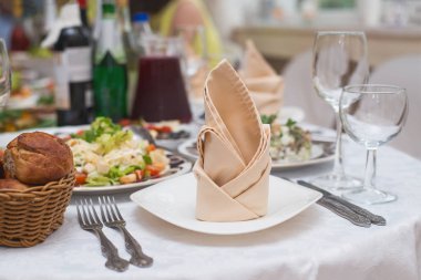 Tablo ile sebze ve meyveler, güzel katlanmış peçete gelen yemekler servis