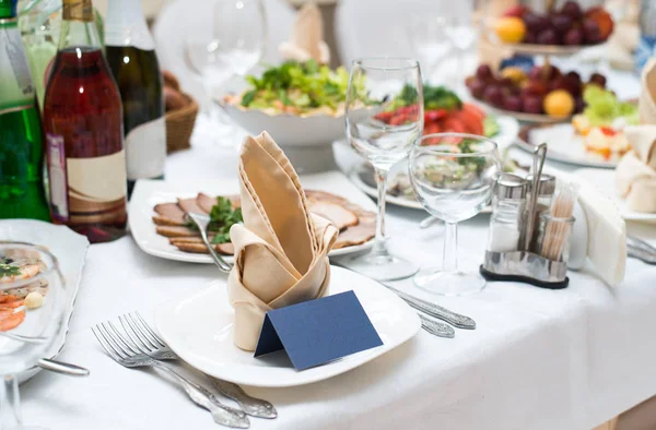 Tablo ile sebze ve meyveler, güzel katlanmış peçete gelen yemekler servis