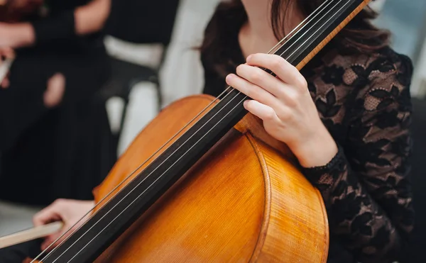 Mano Femminile Suonare Violoncello Strumento Musica Classica — Foto Stock