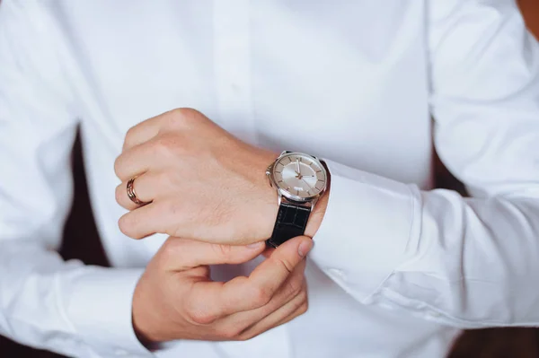 Hombre Con Camisa Blanca Está Poniendo Reloj Novio Una Boda — Foto de Stock