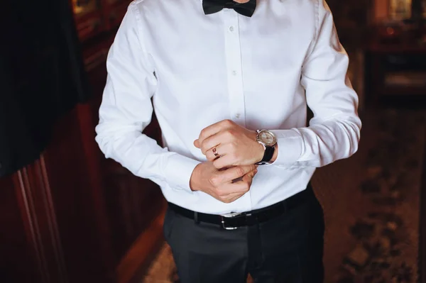 Чоловік Білій Сорочці Одягає Свій Годинник Наречений Йде Весілля Бізнесмен — стокове фото