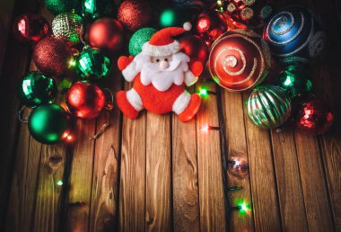 Noel Baba 2018. Yılbaşı süslemeleri. Çerçeve Noel oyuncaklar. Noel Baba ve Noel topları.